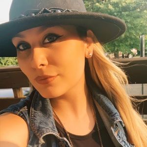 Meet your Posher, Danielle